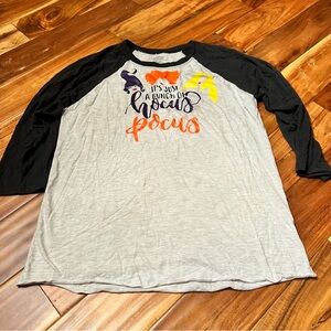 Women’s Halloween hocus pocus baseball t-shirt. Size large